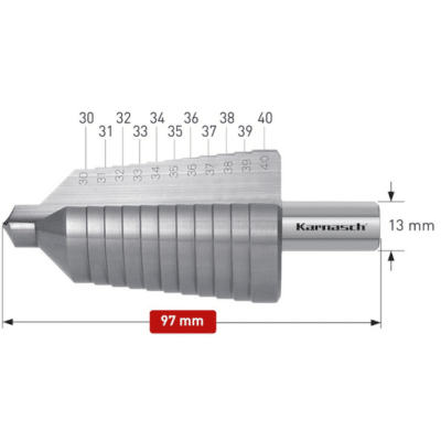 Stopničasti sveder HSS-XE KARNASCH (30 – 40mm) – 2 rezili Profesionalni stopničasti sveder izdelan iz HSS-XE jekla, navzkrižno brušen, z ravnim utorom. Stopničasti svedri KARNASCH omogočajo vrtanje perfektnih izvrtin z razigljenimi robovi v pločevine do debeline 4mm. Prehod med stopnjami omogoča istočasno grezenje predhodne izvrtine. Sveder je vsestransko uporaben in uporabniku omogoča vrtanje lukenj 11 različnih premerov med 30 – 40mm, rezilo pa je mogoče ponovno brusiti.